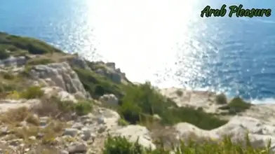 Se branler sur une plage nue