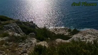 Se branler sur une plage nue