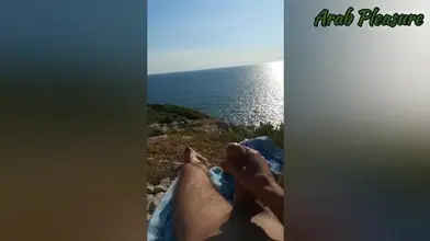 Un arabe poilu se fait branler à la caméra
