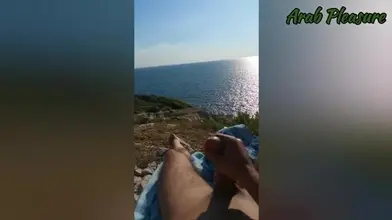 Se branler sur une plage nue