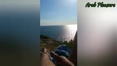 Un arabe poilu se fait branler à la caméra