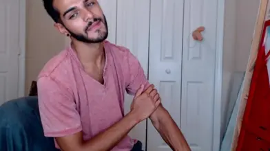 Un beau gosse se met un gode dans le cul pour la première fois