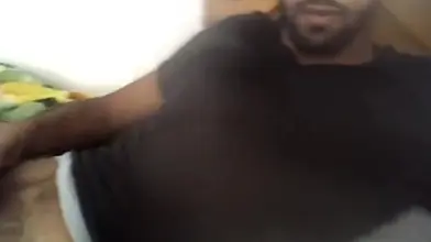 Un hétérosexuel tunisien sort sa bite devant une caméra et se la branle