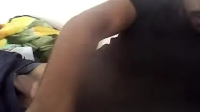 Un hétérosexuel tunisien sort sa bite devant une caméra et se la branle