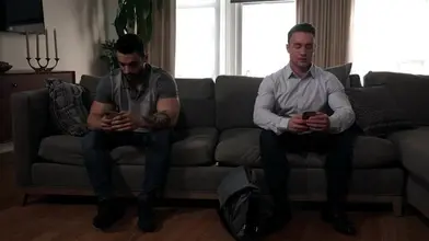 Arad Winwin ramasse les fesses d'un athlète