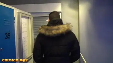Koldo GORAN, bien membré, nourrit le barbu Enzo Rimenez dans les vestiaires.