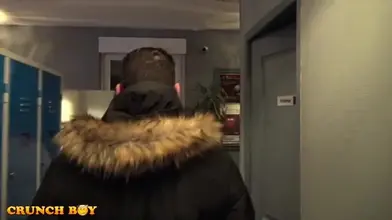 Koldo GORAN, bien membré, nourrit le barbu Enzo Rimenez dans les vestiaires.
