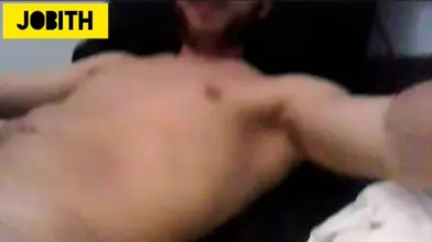 Il joue avec son anus sur la caméra