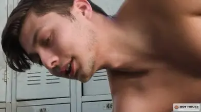 Arad Winwin martèle un jeune athlète