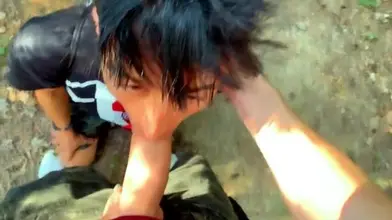 Pause pipi et pipe en forêt