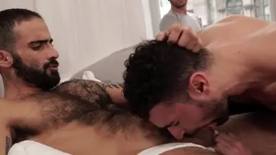 Cocu : Il regarde son mec se faire baiser par Edji Da Silva