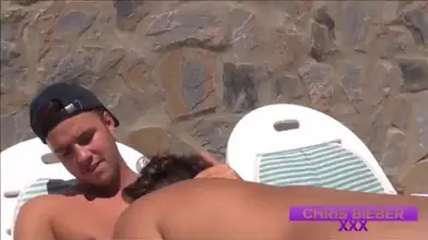 Saad suce son petit ami Chris Bieber avant de se faire baiser