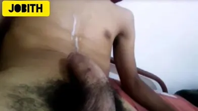 Un Arab musclé des Émirats se déshabille sur cam