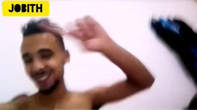 Un Arab musclé des Émirats se déshabille sur cam