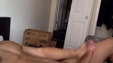 Arabe musclé qui gicle sur ses abdominaux