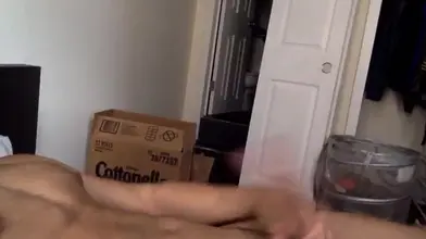 Arabe musclé jouissant sur ses abdominaux