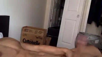 Arabe musclé jouissant sur ses abdominaux