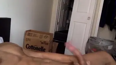 Arabe musclé jouissant sur ses abdominaux