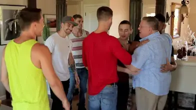 L'étalon musclé Arad Winwin déflore un cul au bord de la piscine