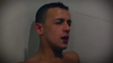 Une Arabe baisé dans les toilettes d'un bar gay