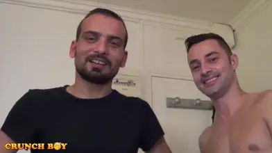 Un maître turc s'occupe un jeune Français