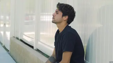 Arad Winwin martèle son meilleur ami gay