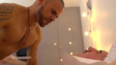 Une grosse bite de voyous dans le cul serré de Matt Kennedy