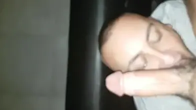 Un vieil homme suce un dom arabe et le fait jouir