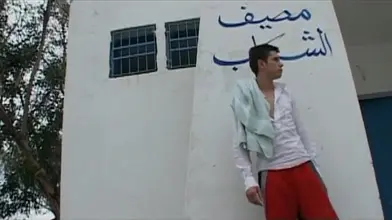 Ce jeune arabe hétérosexuel a besoin de se vider les couilles