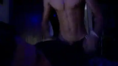 Sextape gay : Un jeune homme se fait baiser par un jock maghrébin