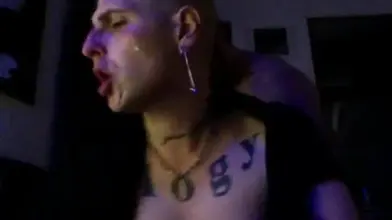 Sextape gay : Jeune passif défoncé par un jock maghrébin