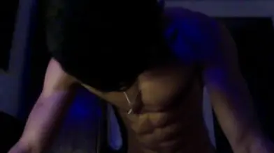 Sextape gay : Un jeune homme se fait baiser par un jock maghrébin