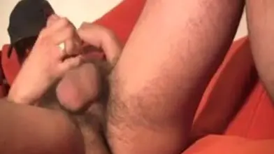 Medhi, jock arabe bien membré se branle en survêtement