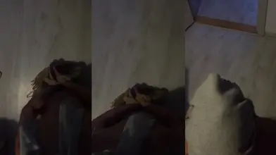 Un esclave affamé nettoie ma bite avec sa bouche