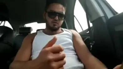 Un maghrébin joufflu se branle dans sa voiture