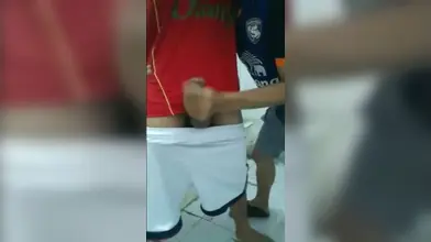 Un voyou en survêtement se fait branler par son copain