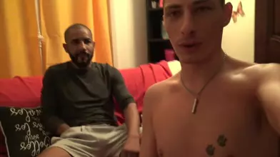 Vincent de Paris baisé à sec par Tahar , actif arabe qui lui creme le cul