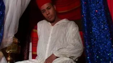 Mustapha sort sa teub sous la djellaba