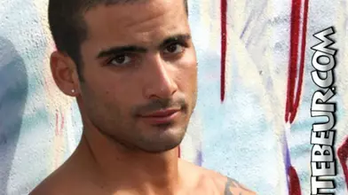 Jeu de main profond : Jawad régale Isaac sur la table de massage