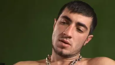 Jeune beur velu se branle devant le miroir