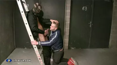 Le rebeu sauvage baise un blanc à la rage