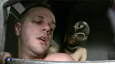 Le rebeu sauvage baise un blanc à la rage