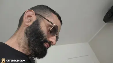 Lèche les pieds du boss (jeu de rôle, consentement)