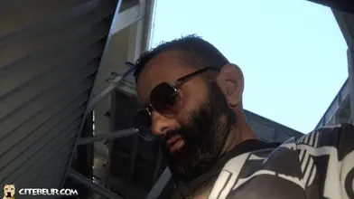 Kad se fait adorer sur le parking