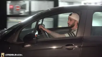 Kad se fait adorer sur le parking