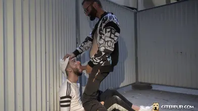 Kad se fait adorer sur le parking