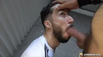 Kad se fait vénérer sur le parking