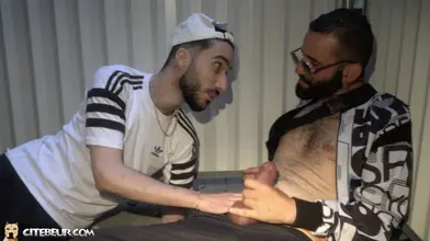 Kad se fait vénérer sur le parking