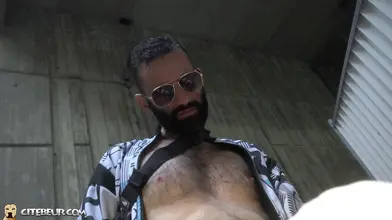 Kad se fait adorer sur le parking