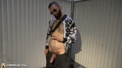 Kad se fait vénérer sur le parking